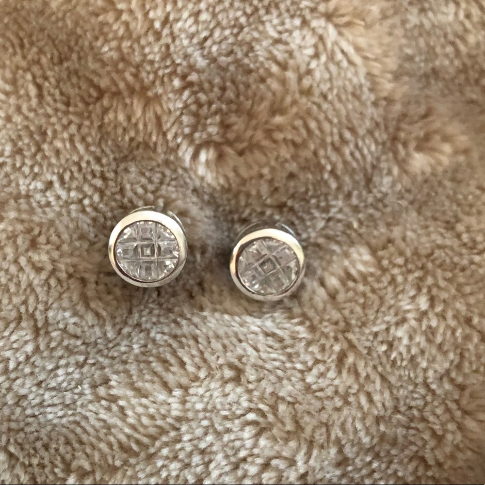 NWOT Unique Grid Design Stud Earrings